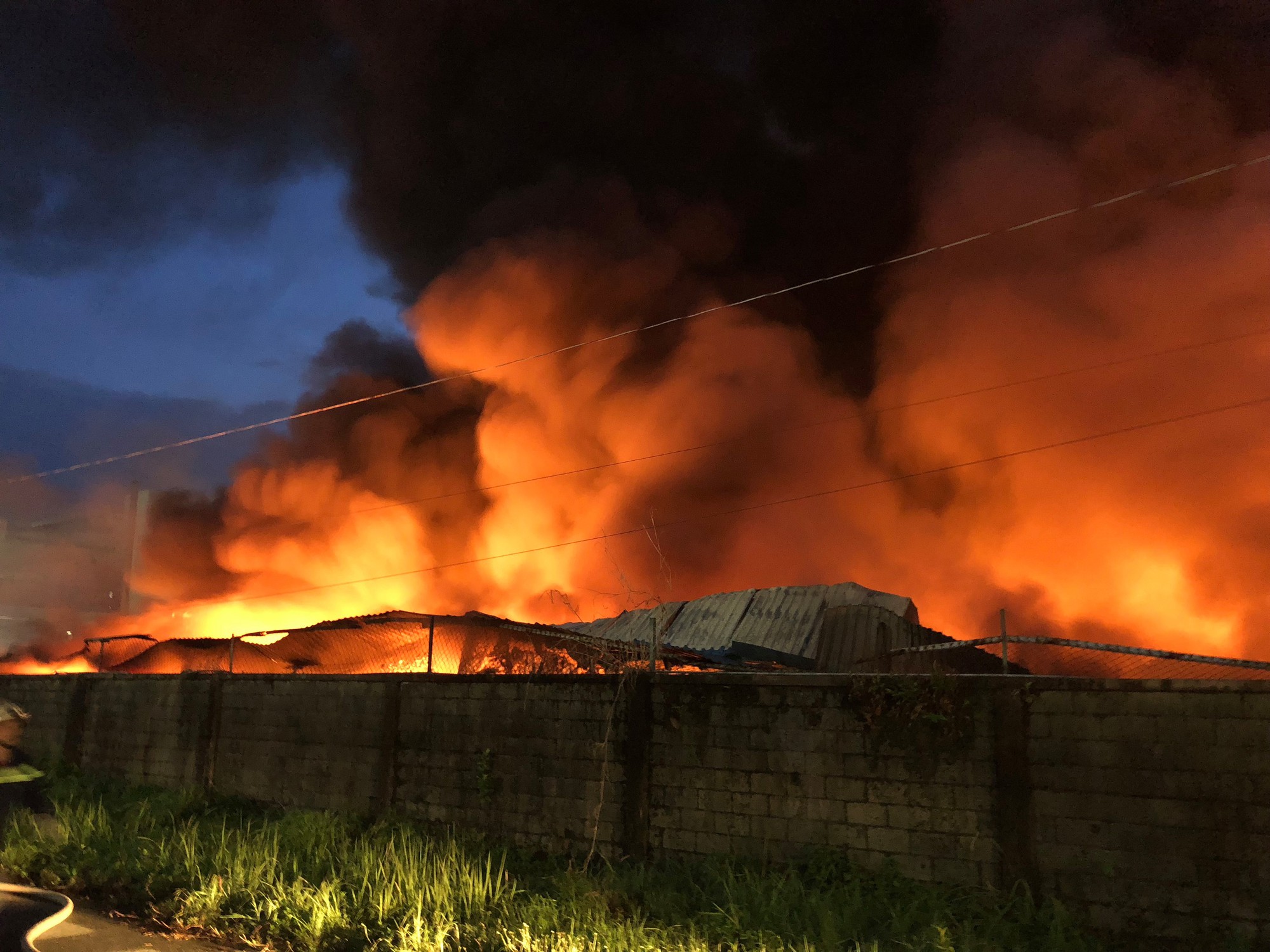 Hiện trường cháy kinh hoàng ở Sài Gòn, 200 cảnh sát PCCC chiến đấu với lửa